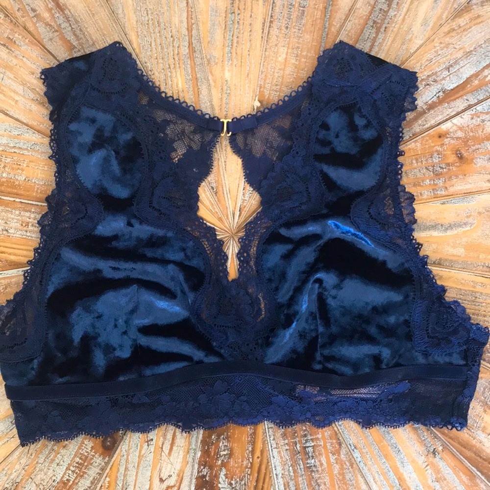 NIP Victoria’s Secret Velvet & Lace Bralette